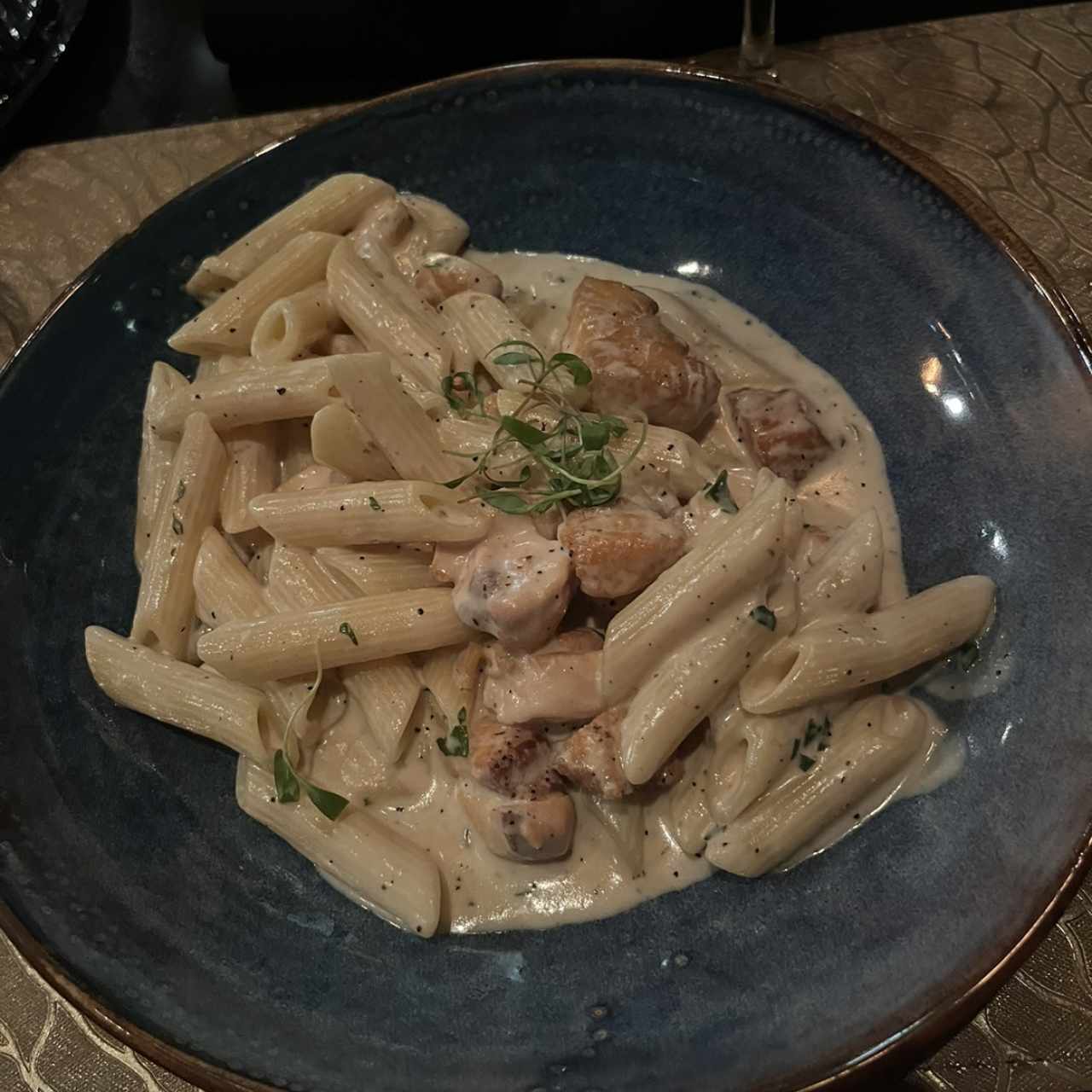 Penne en salsa blanca con salmon