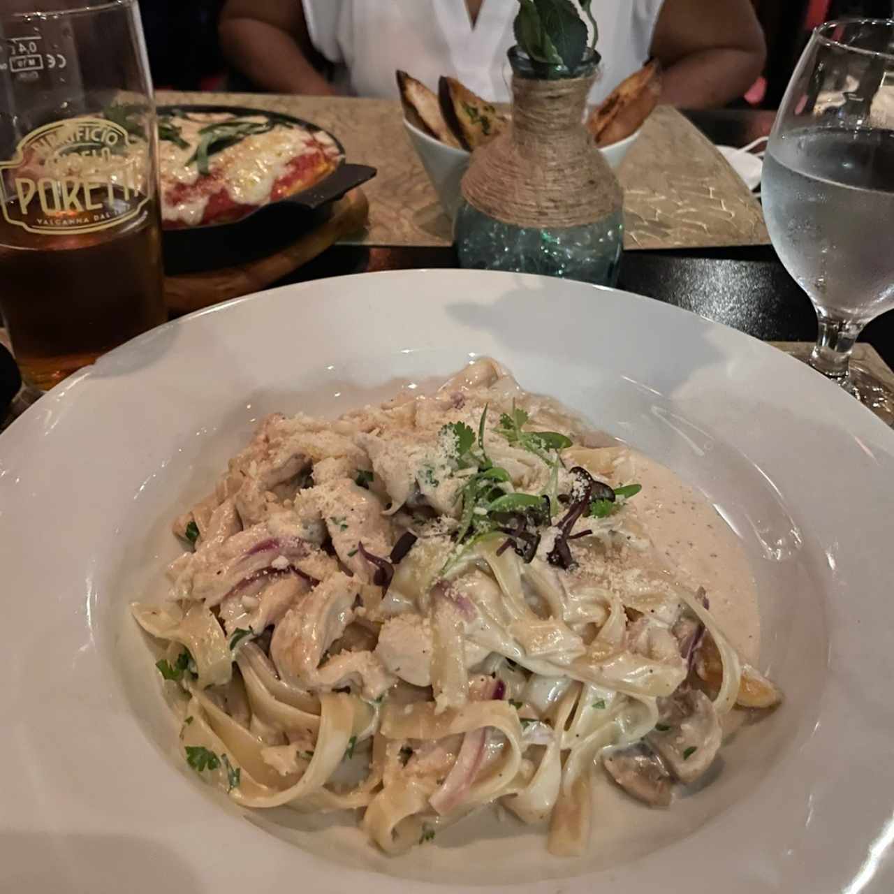 Fettuccine con alfredo y pollo