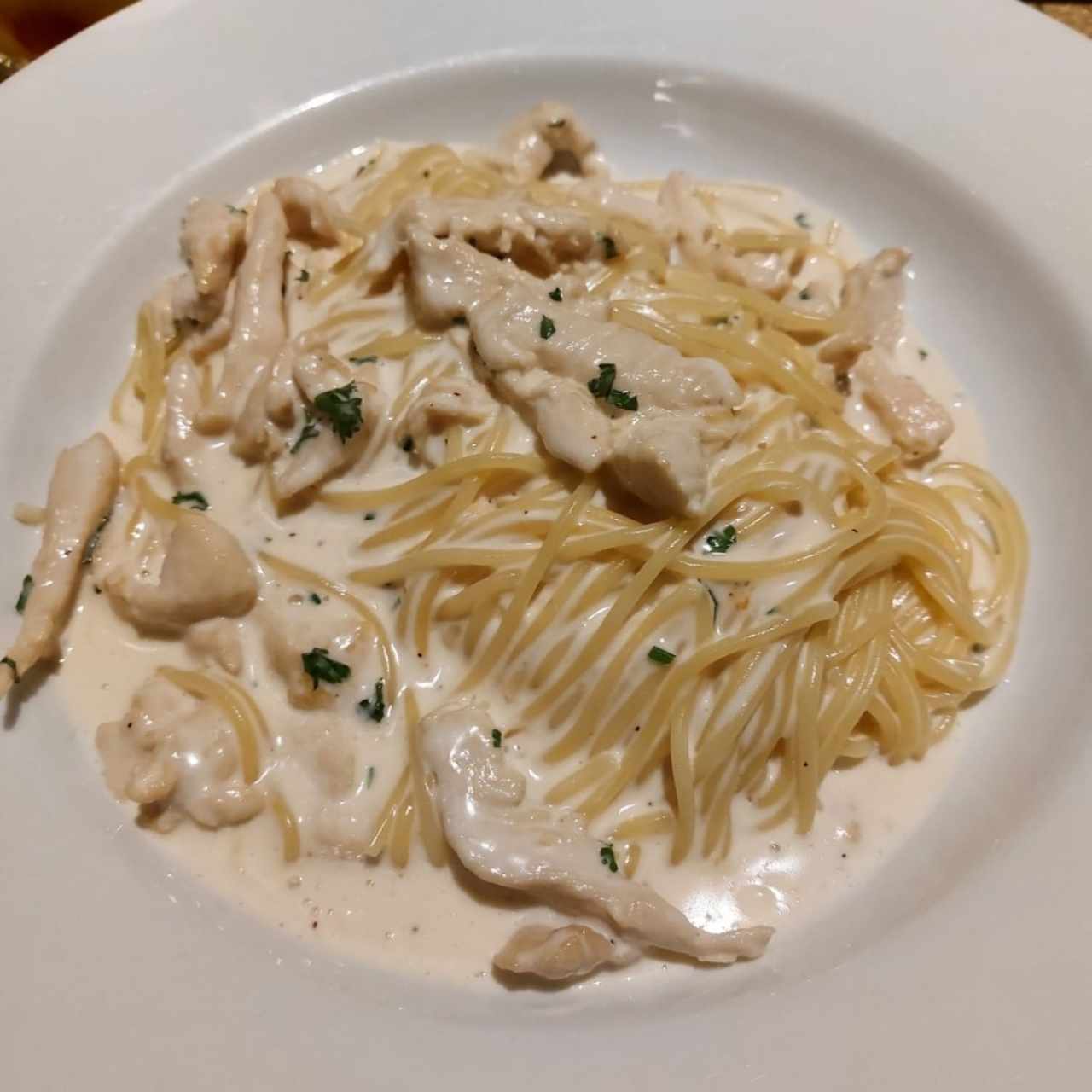 Spaguetti pollo en salsa blanca