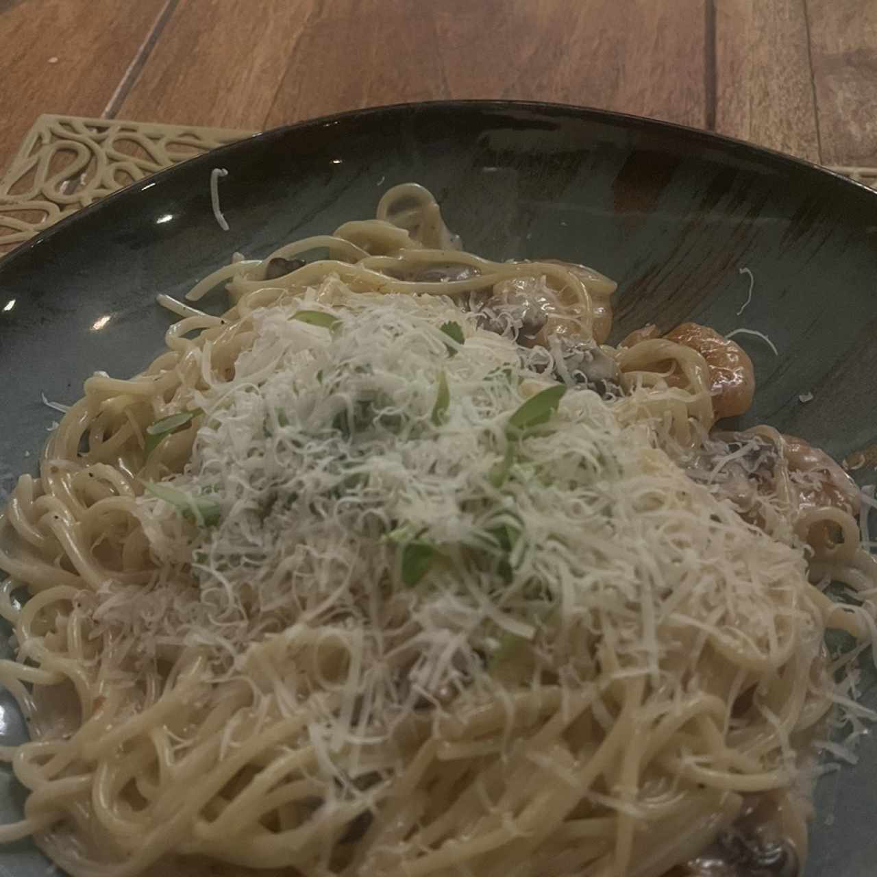 Pasta con camarones e fungi