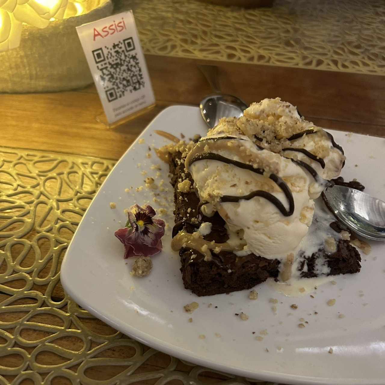 Postre brownie con helado