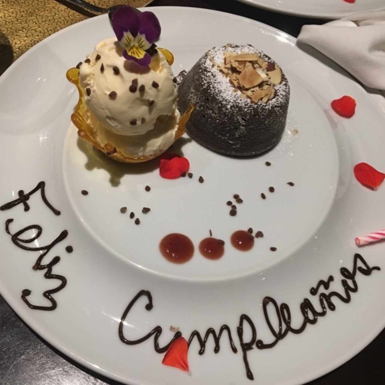 helado en canasta de caramelo y volcan de chocolate