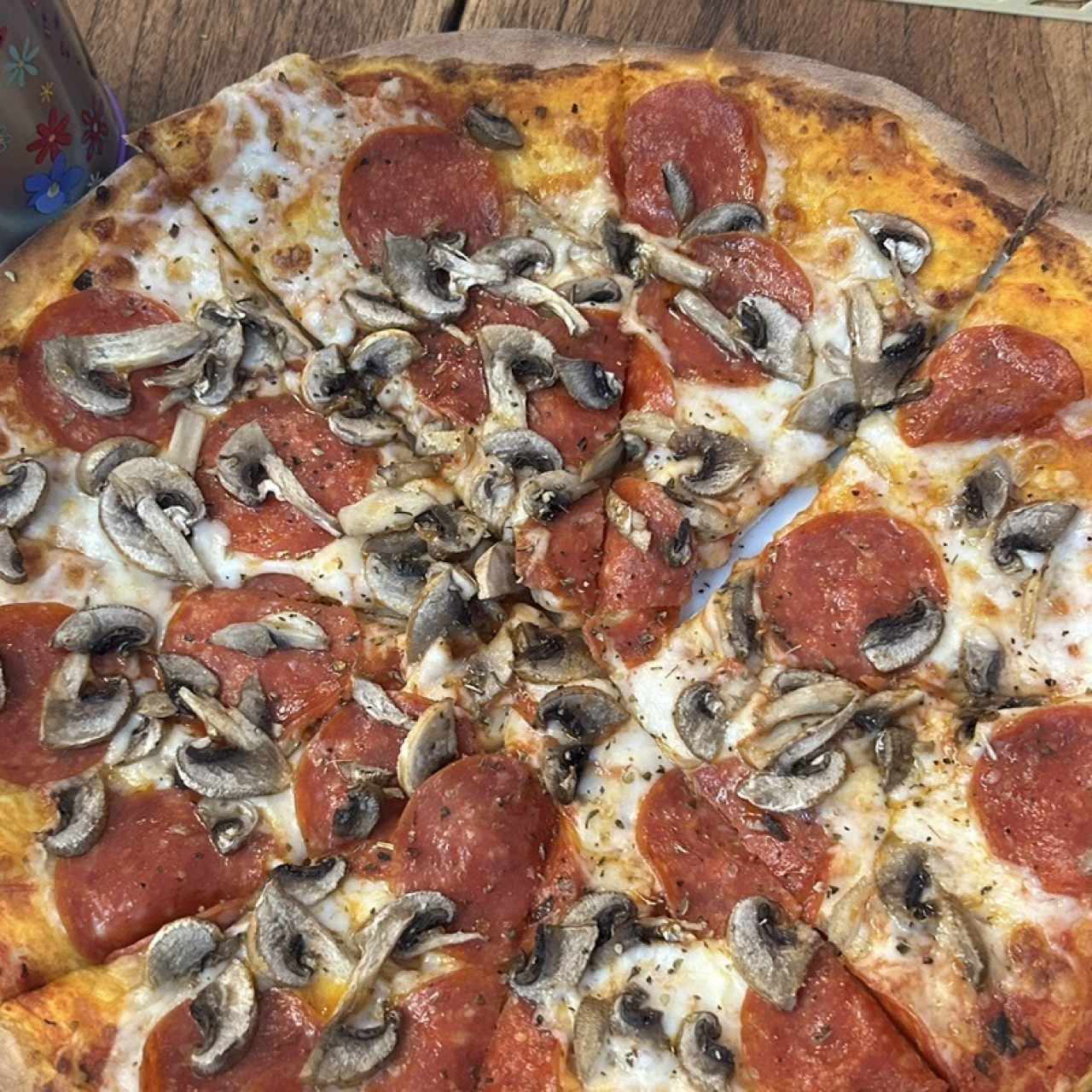 Pizza de peperoni con hongos