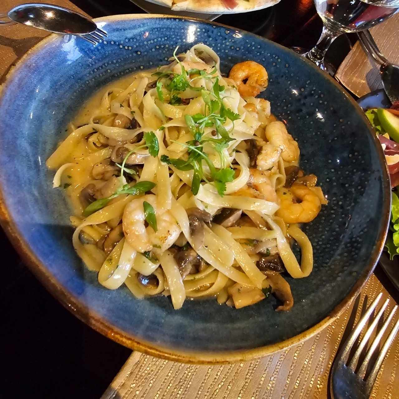 Pasta con Camarones E Funghi