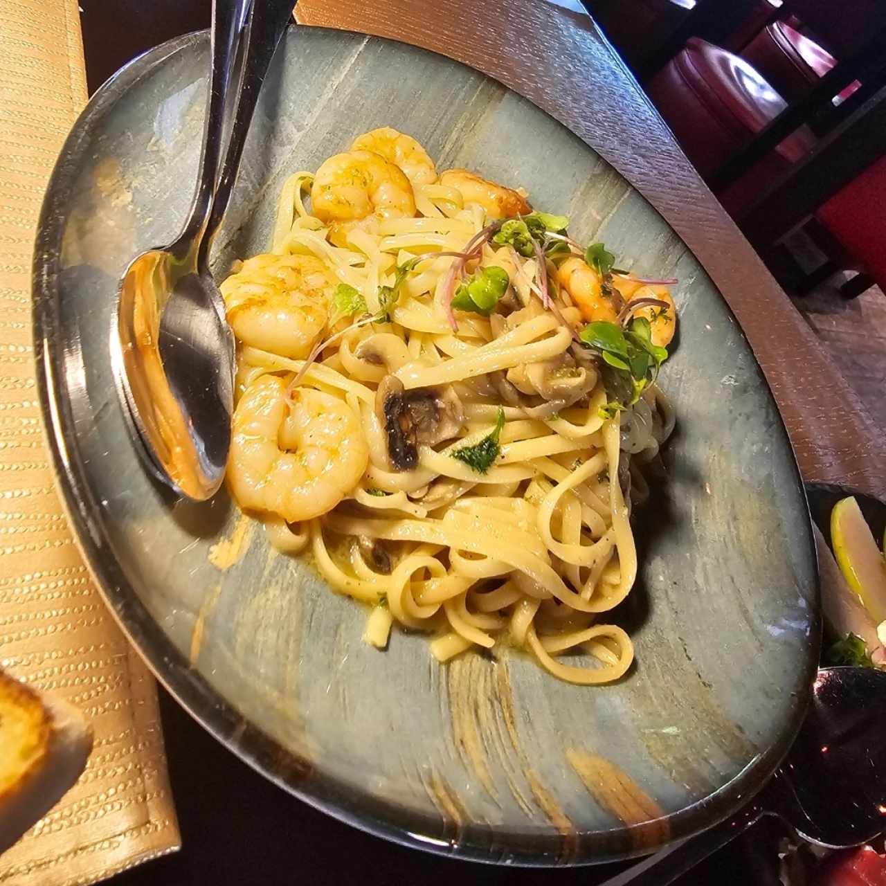 Pasta con Camarones e Funghi