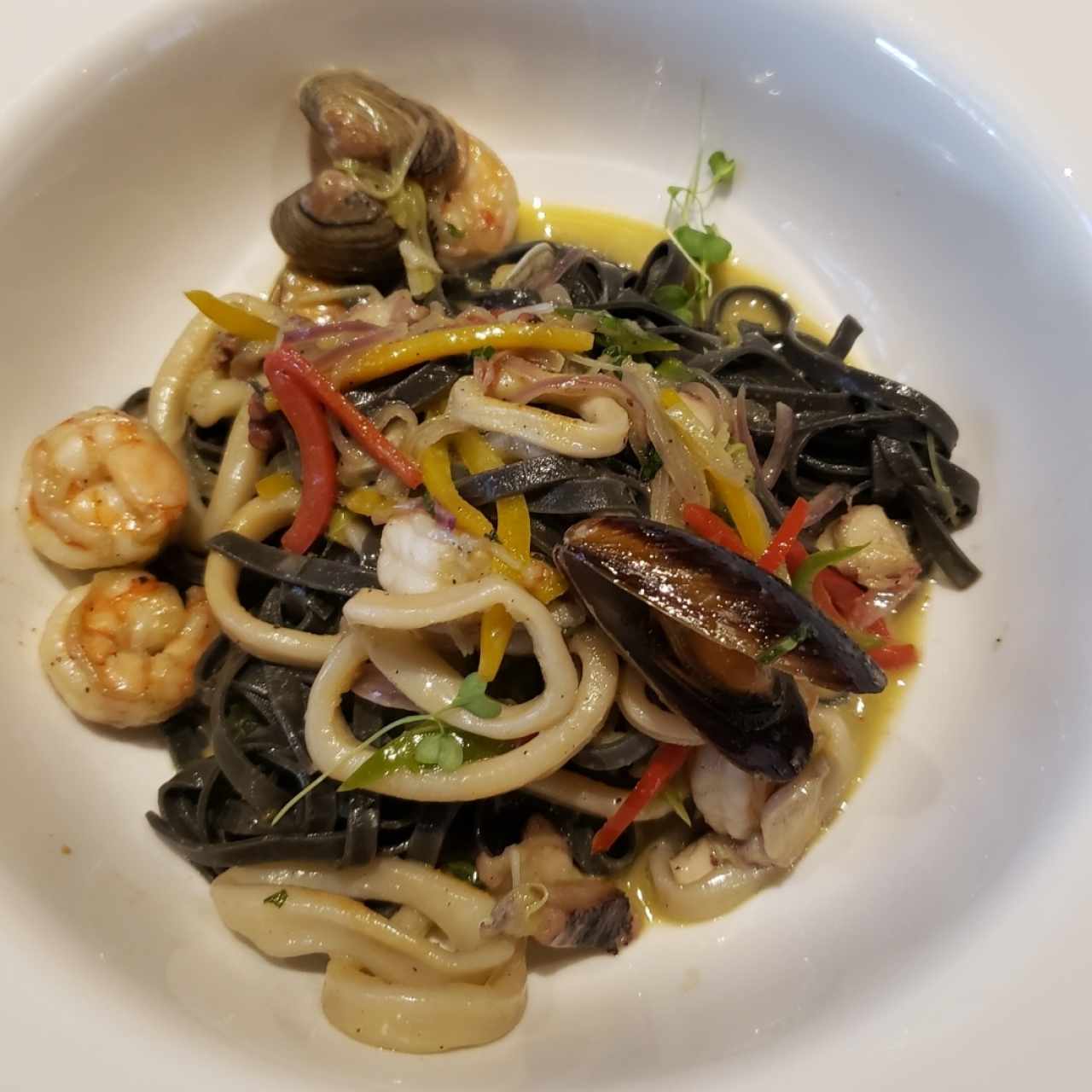 Frutti de mare en pasta de tinta de calamar