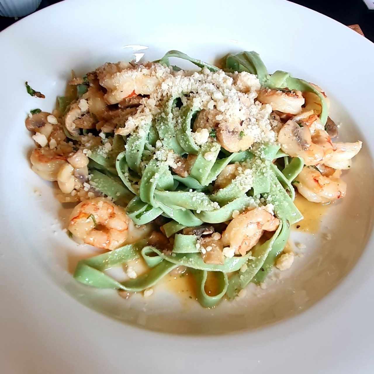 Fettuccine de albahaca con Camarones y hongos al oleo