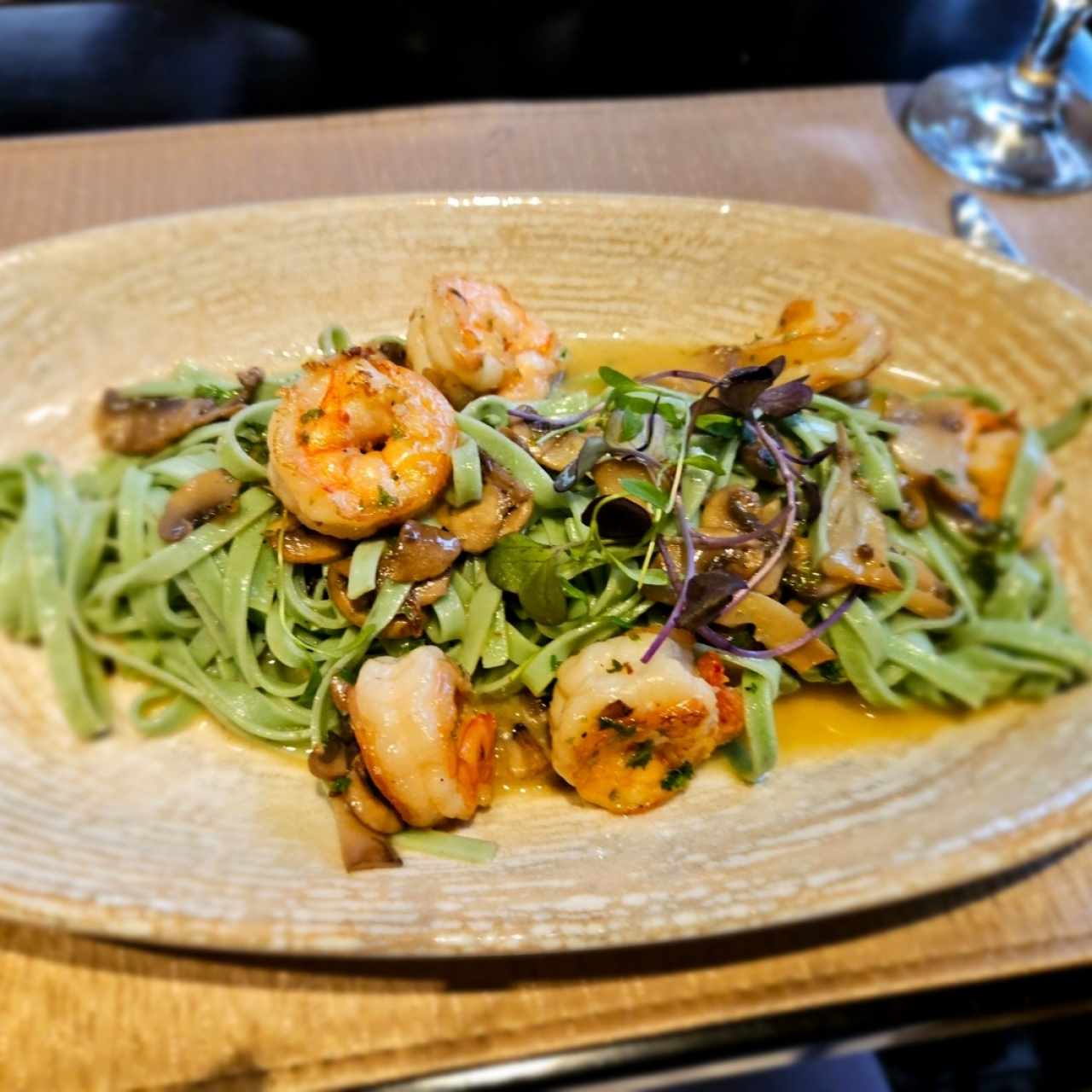 Pasta con Camarones e Funghi