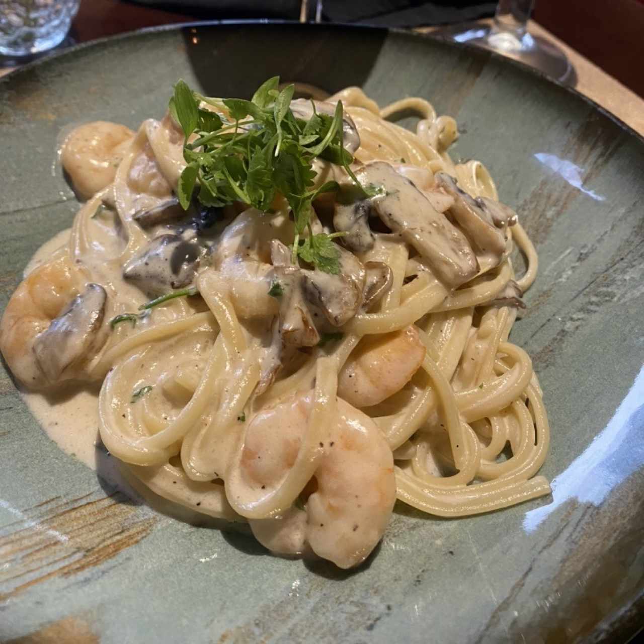 Pasta con camarones y hongos