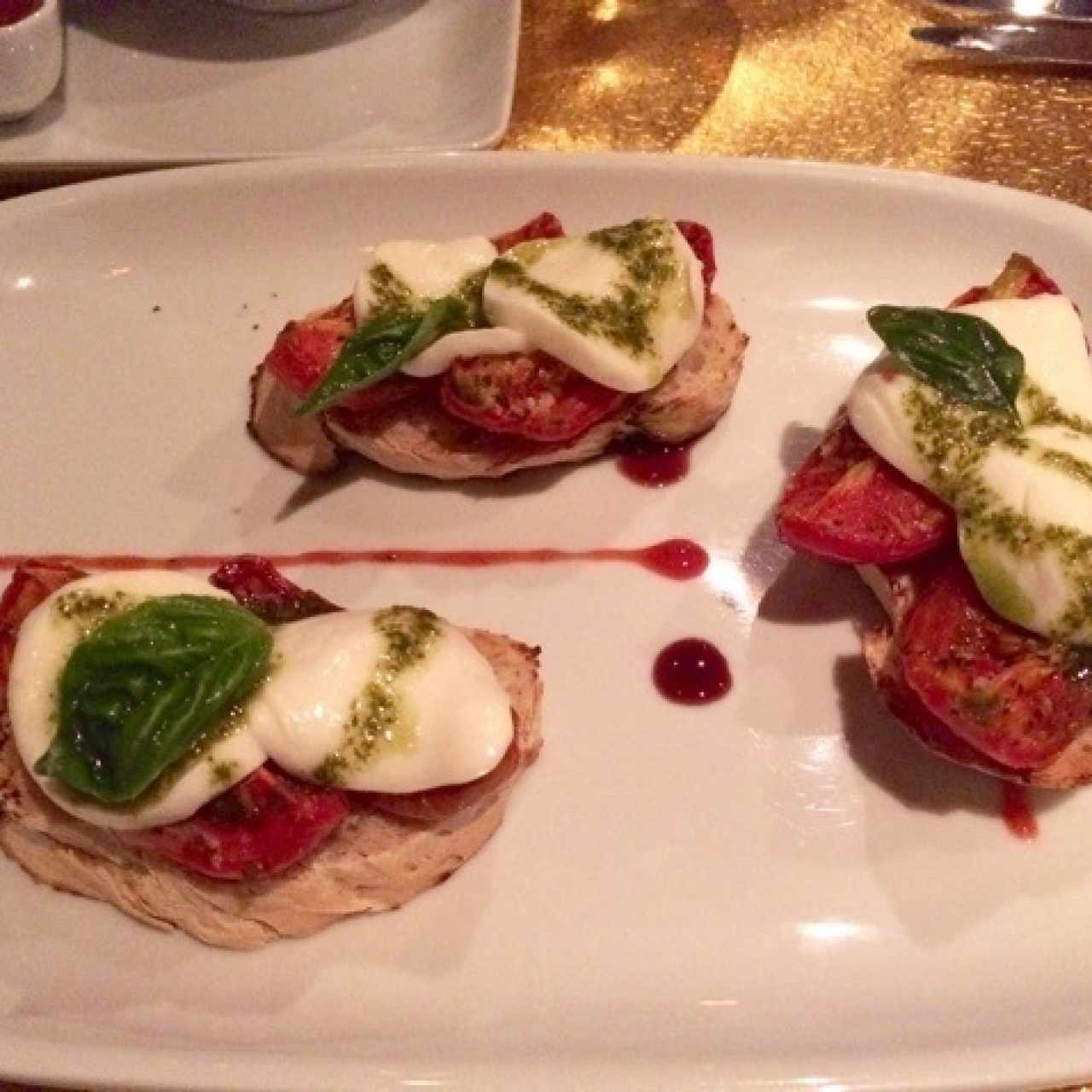 Bruschetta a la caprese