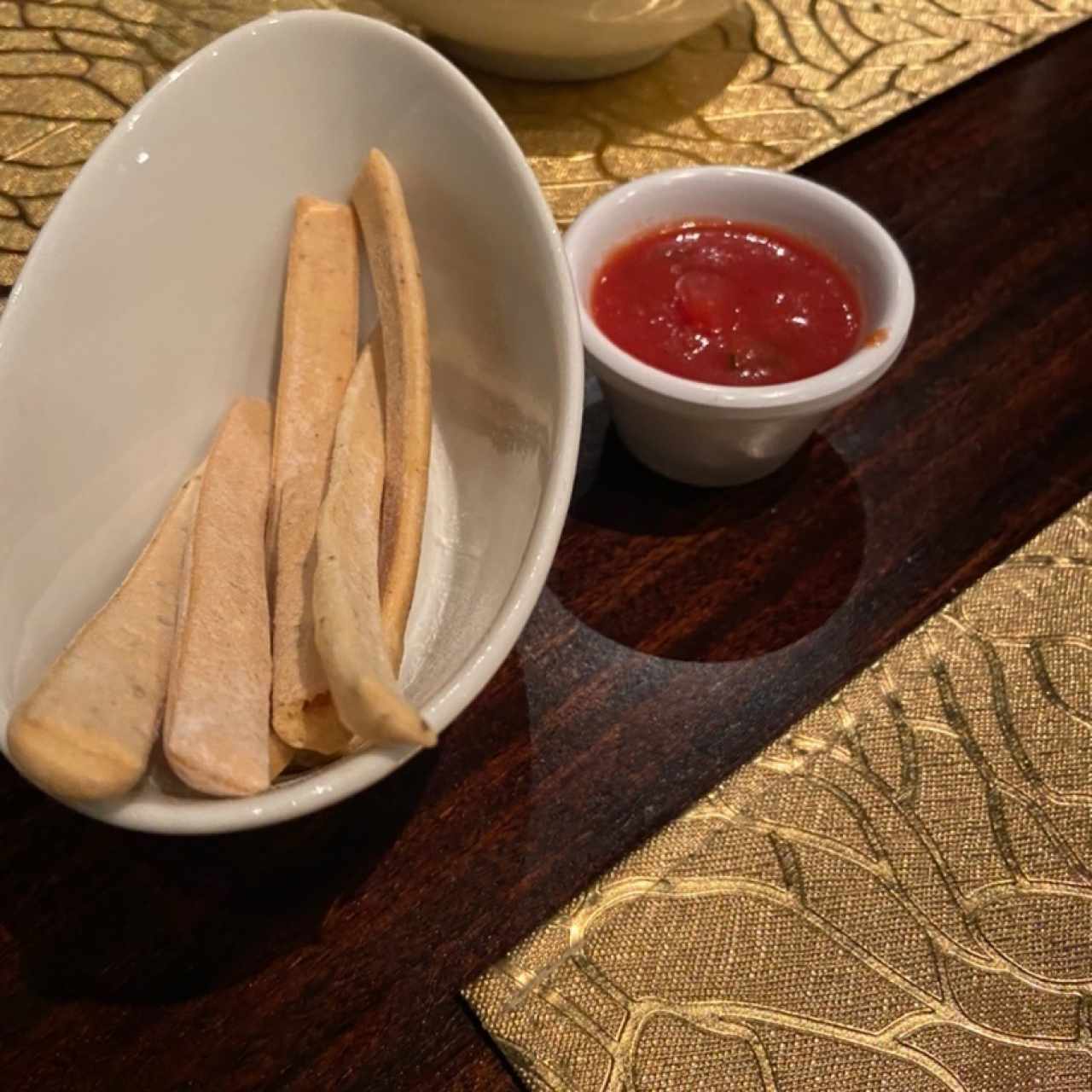 Palitos de cortesía con salsa