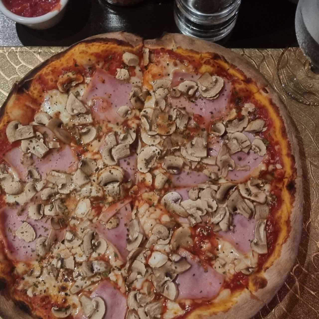 Pizza jamón e funghi