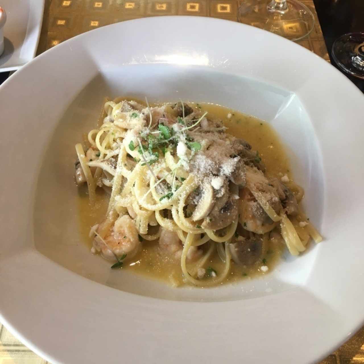 pasta de camarones con hongos al oleo 