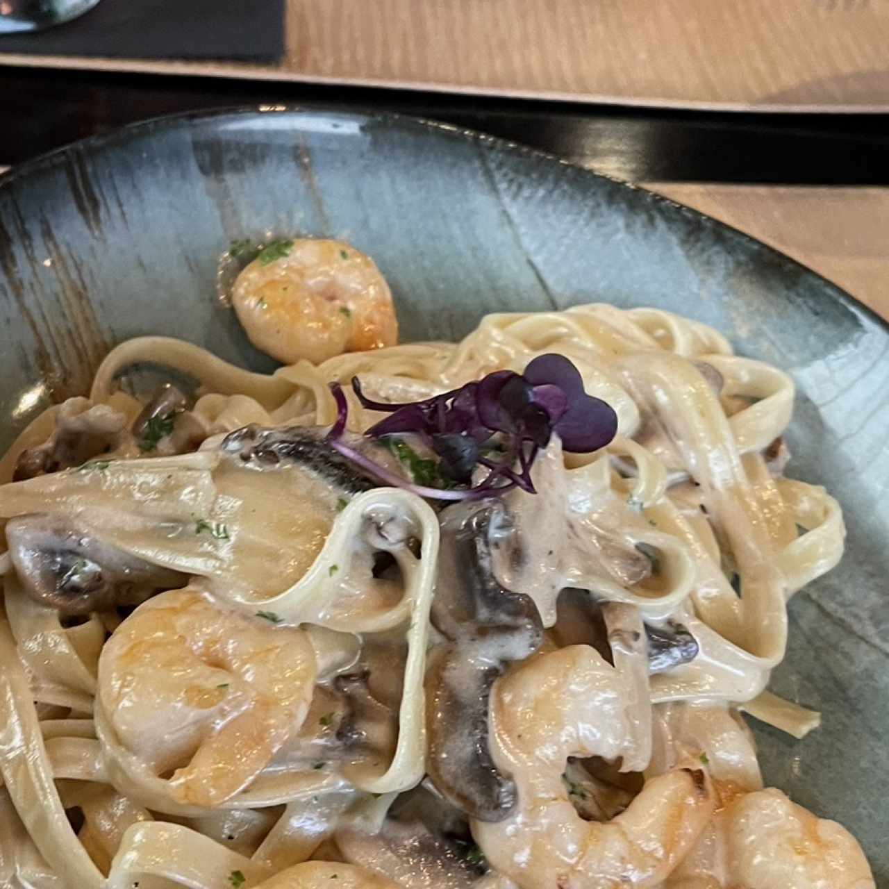 Pasta con camarones y hongos