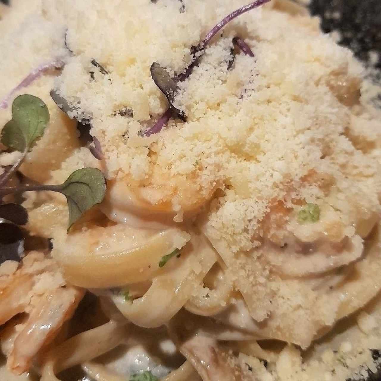 fettucini con camarones y funghi en salsa blanca.