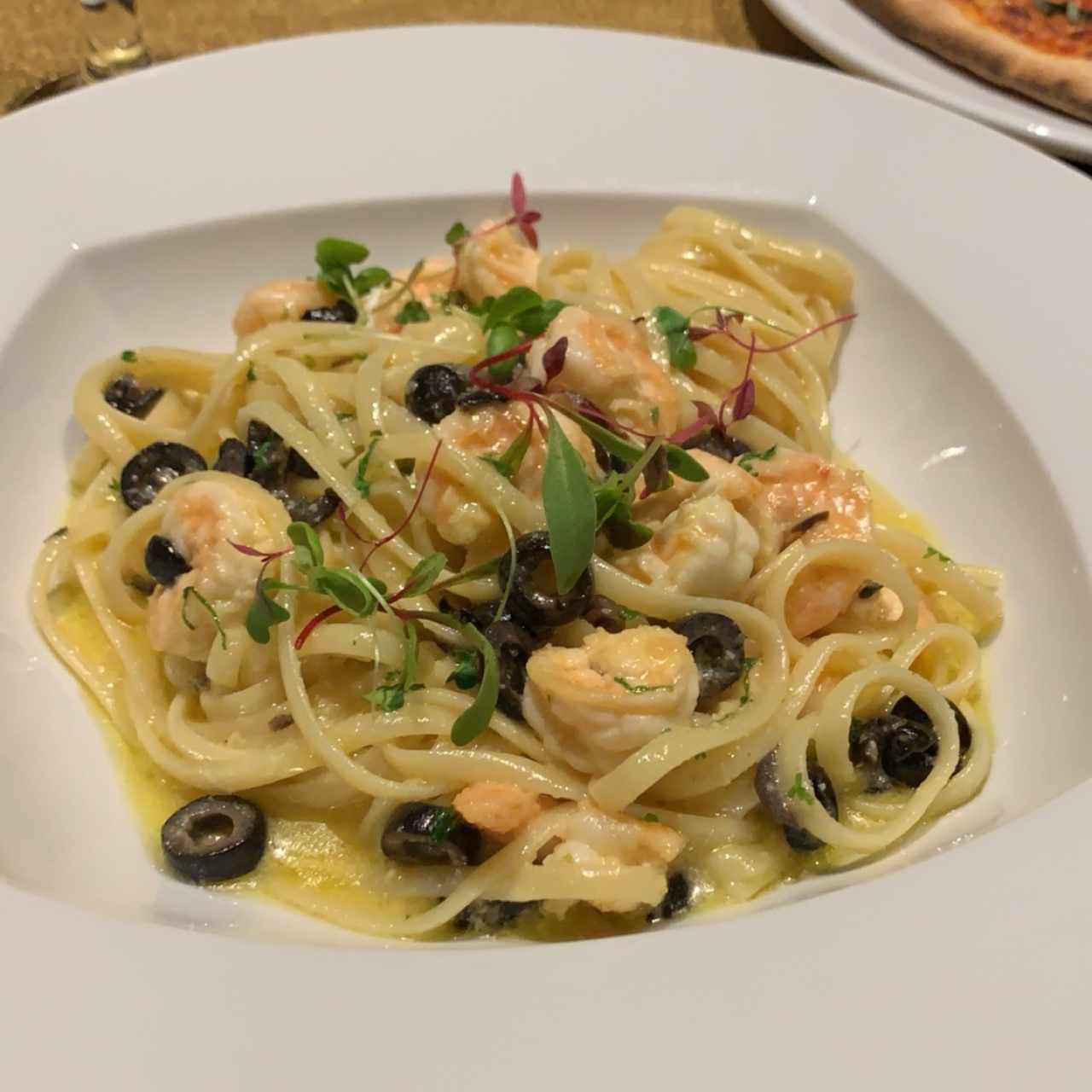 linguine con camarones y aceitunas