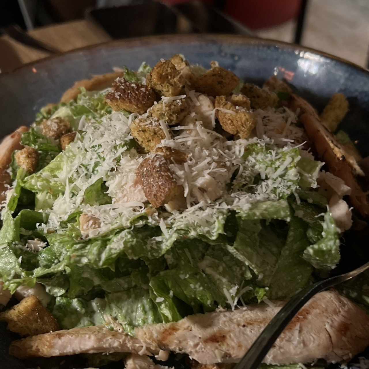 Ensalada César con Pollo Ahumado