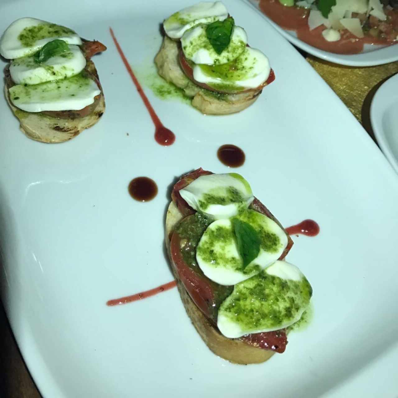 Bruschetta a la caprese