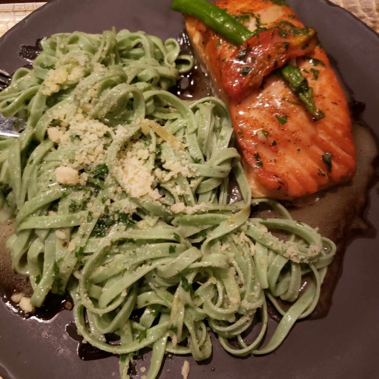 salmon con pasta verde