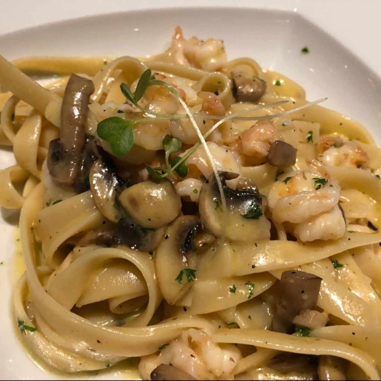 Fetuccini con camarones y hongos 