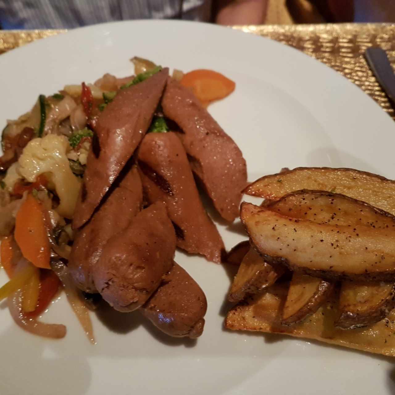 Chorizo vegano con vegetales y papas asadas