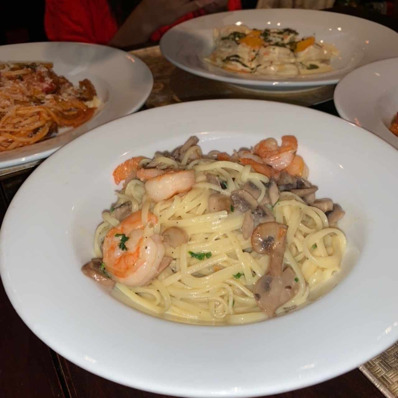 Spaghetti con camarones y hongos al óleo