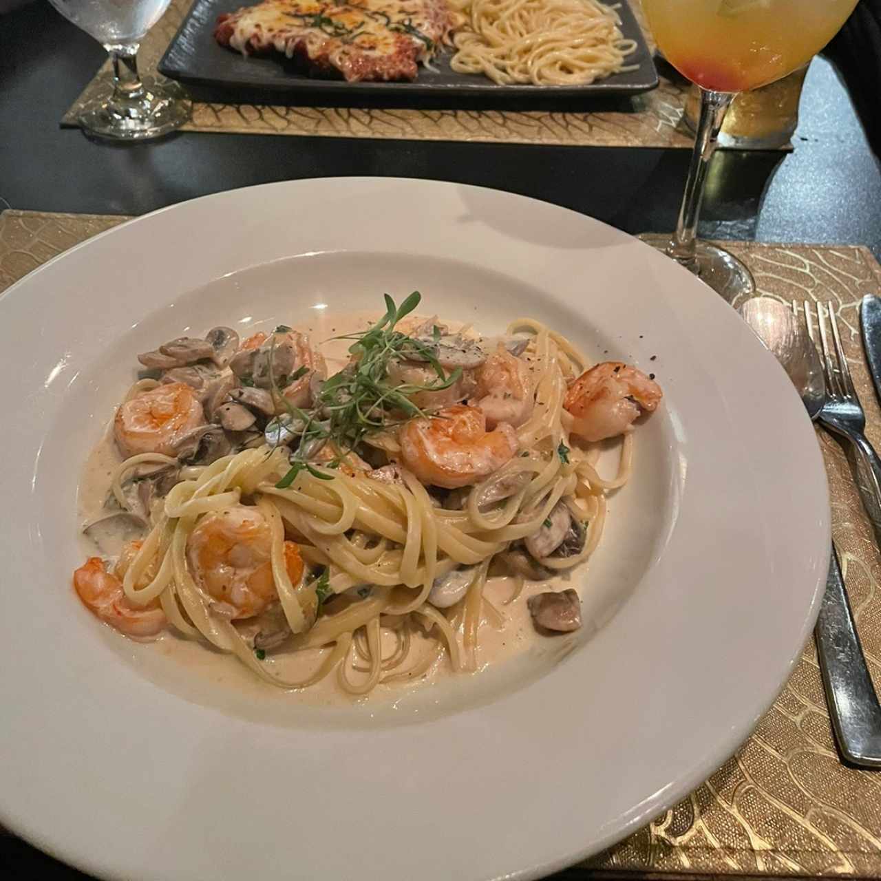 Pasta con camarones y hongos