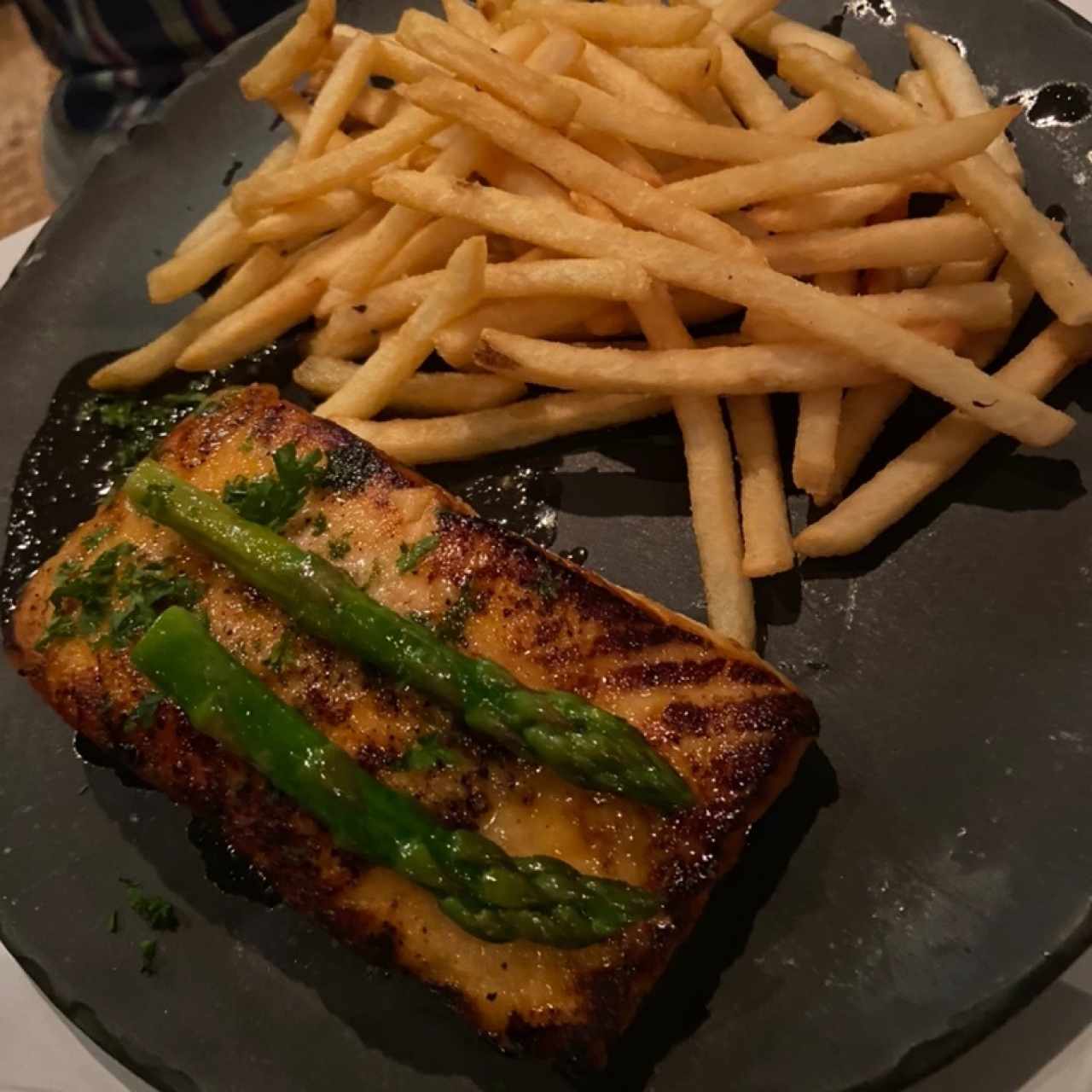 salmon con papas fritas