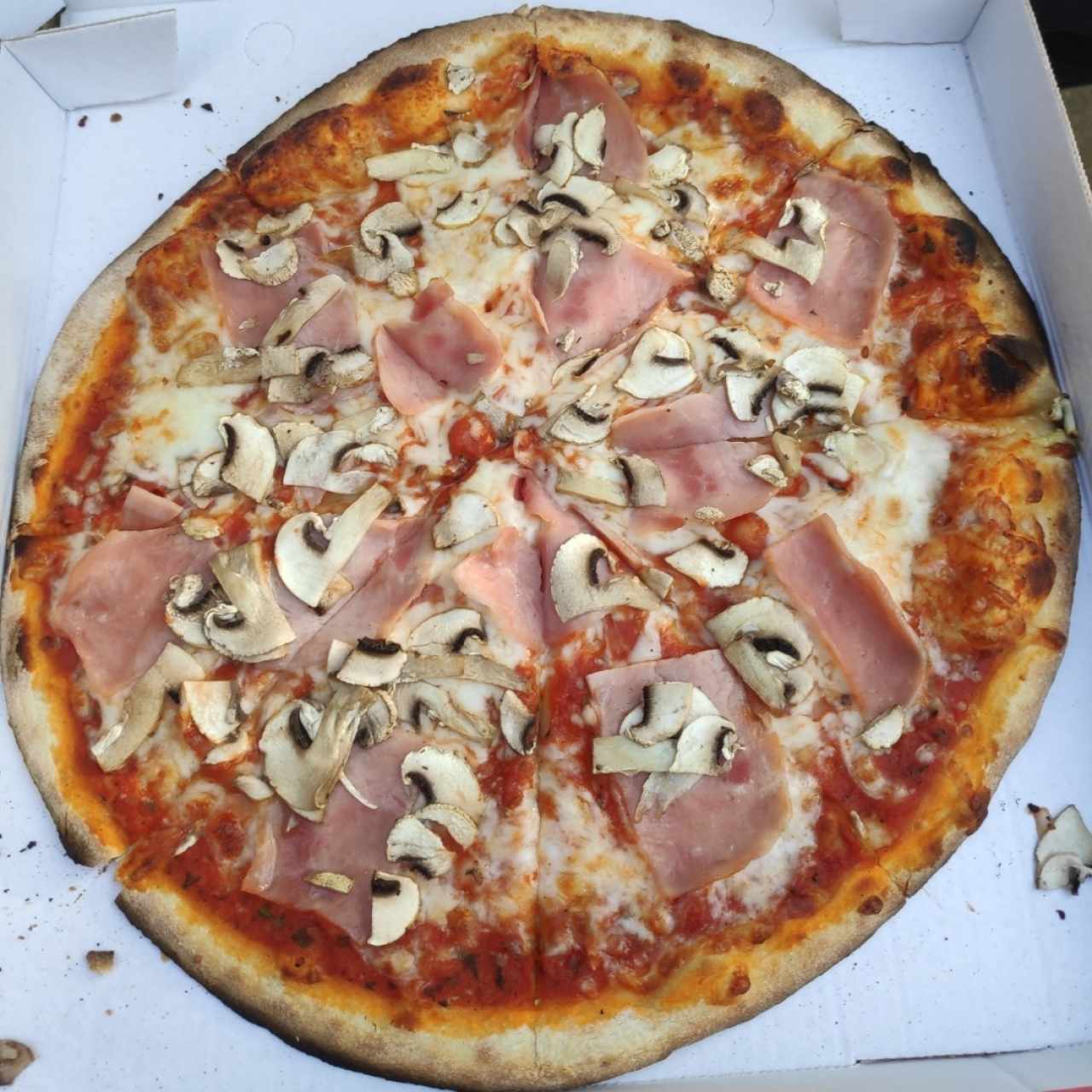 Pizza de jamón y hongos