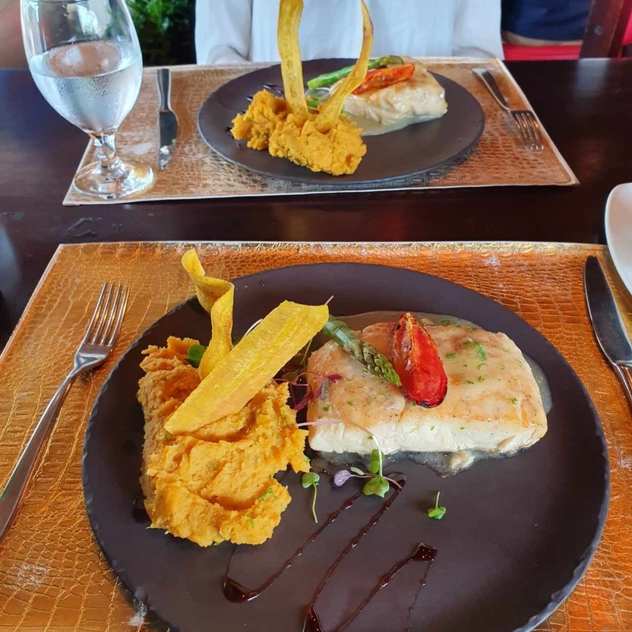 Pesca del día (mero) con puré de calabazas..