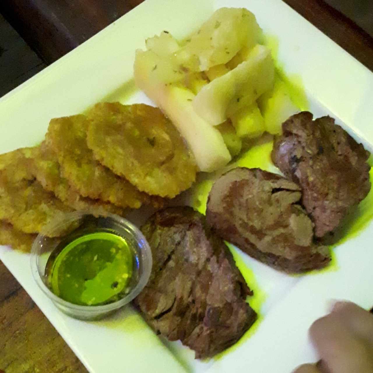 Filete de res con yuca al moho y patacones