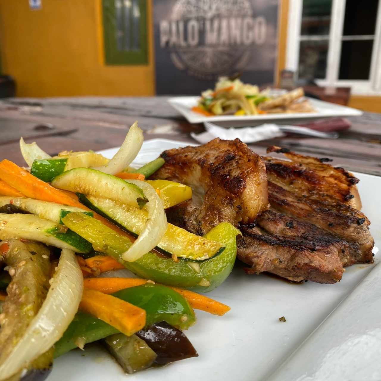 Costillitas con Vegetales Salteados