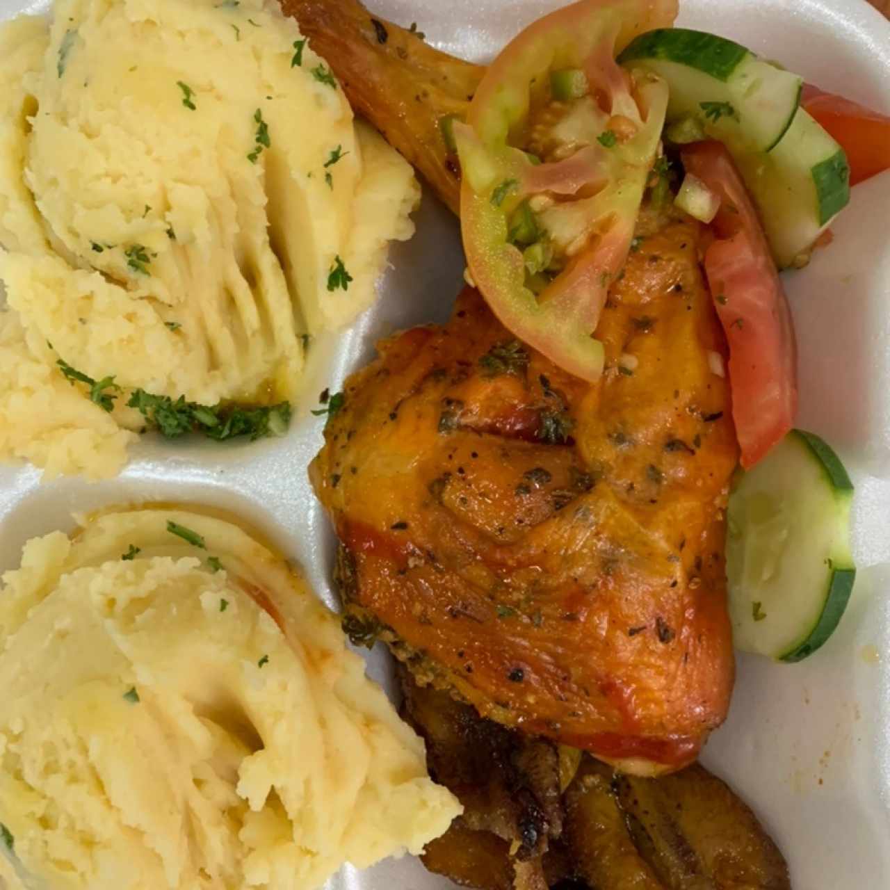 pollo asado con pure, ensalada y tajada