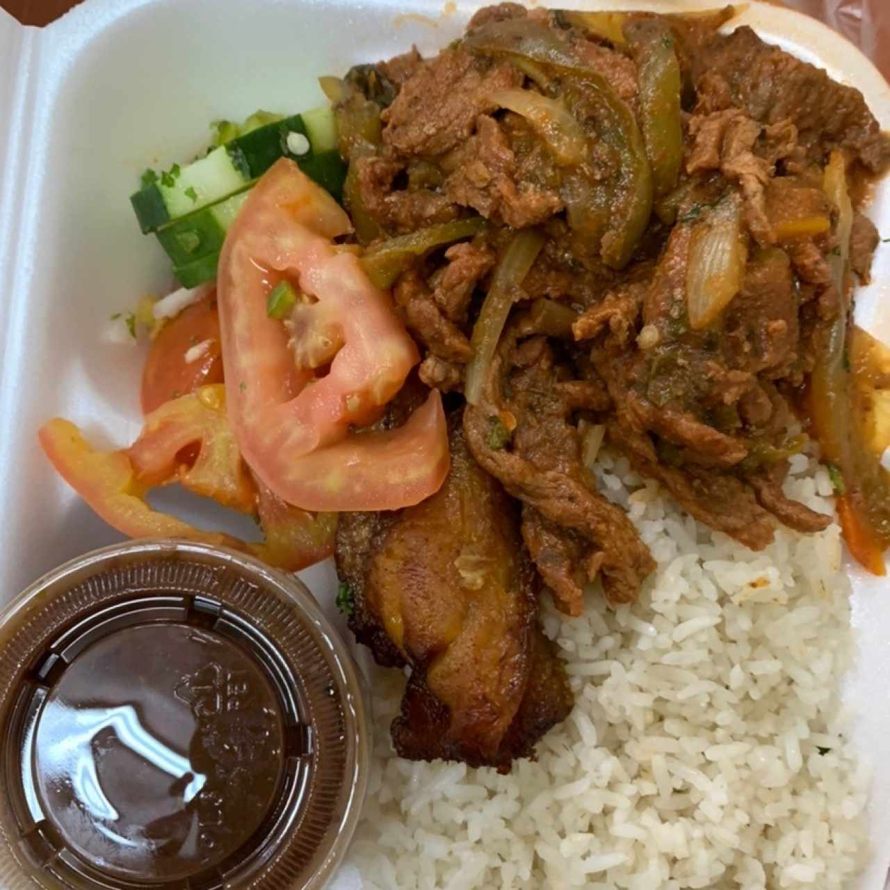 bistec picado con arroz, frijoles, ensalada y tajada