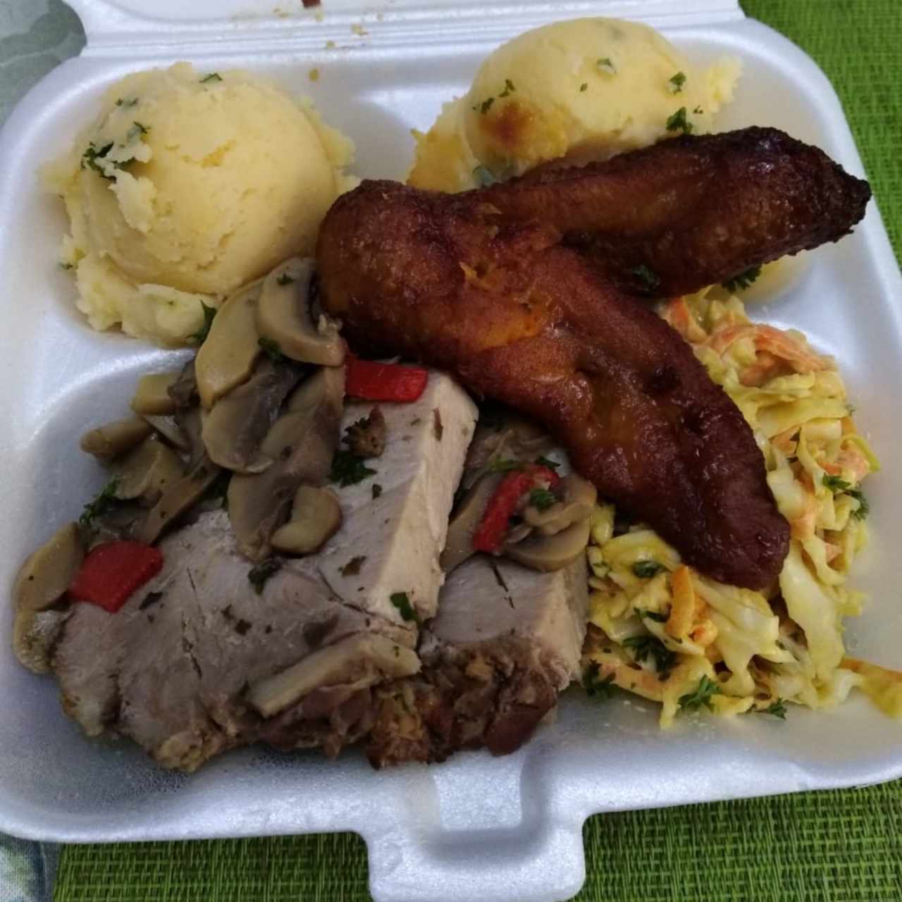 pernil, puré, amsalada y tajadas