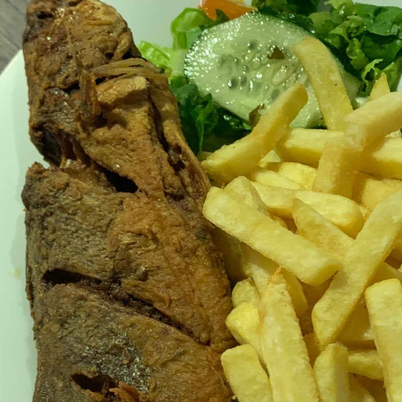 pescado entero con papas