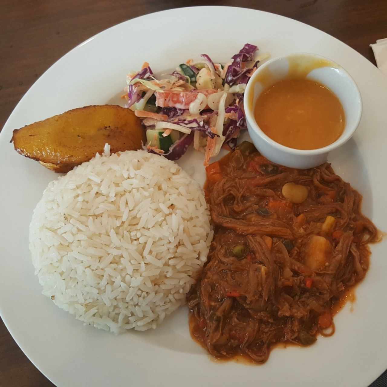 ropa vieja con ensalada, tajadas, arroz y arvejas