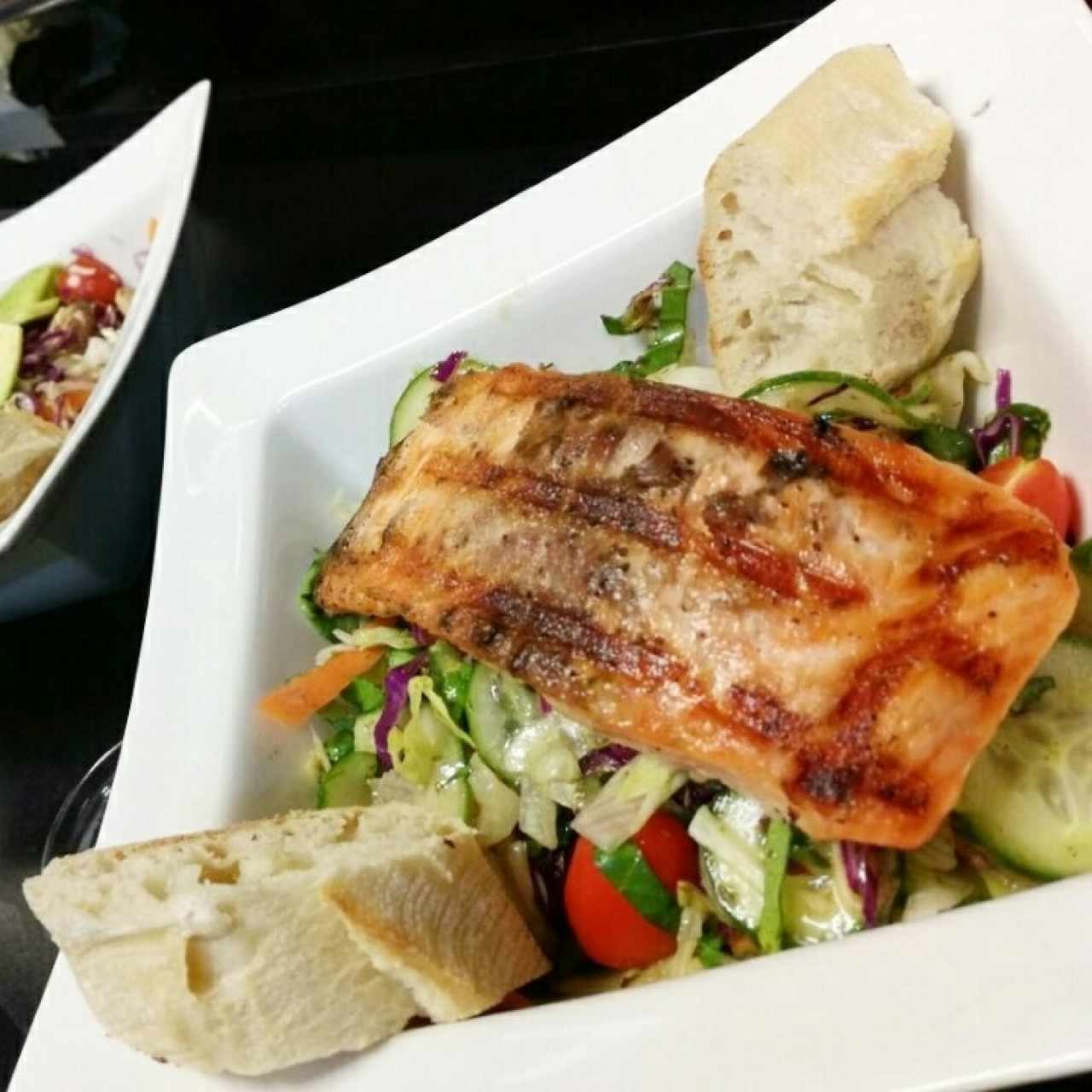 Ensalada Fattoush con Salmón