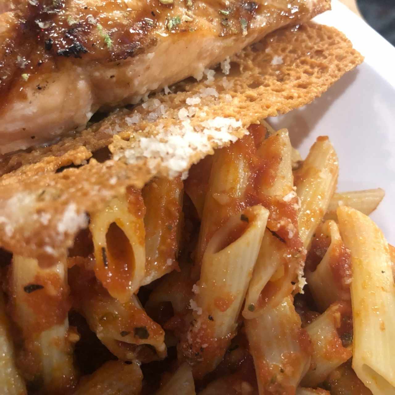 Penne Salsa Pomodoro con Salmon