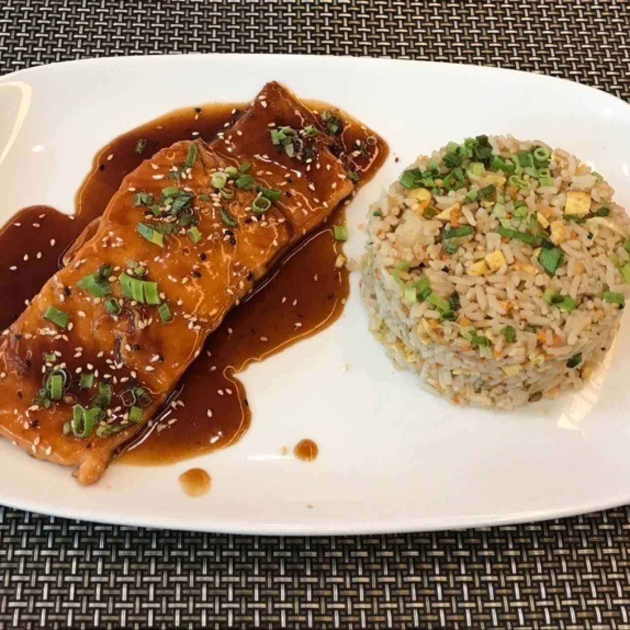 Teppanyaki de Salmón con Yakimeshi