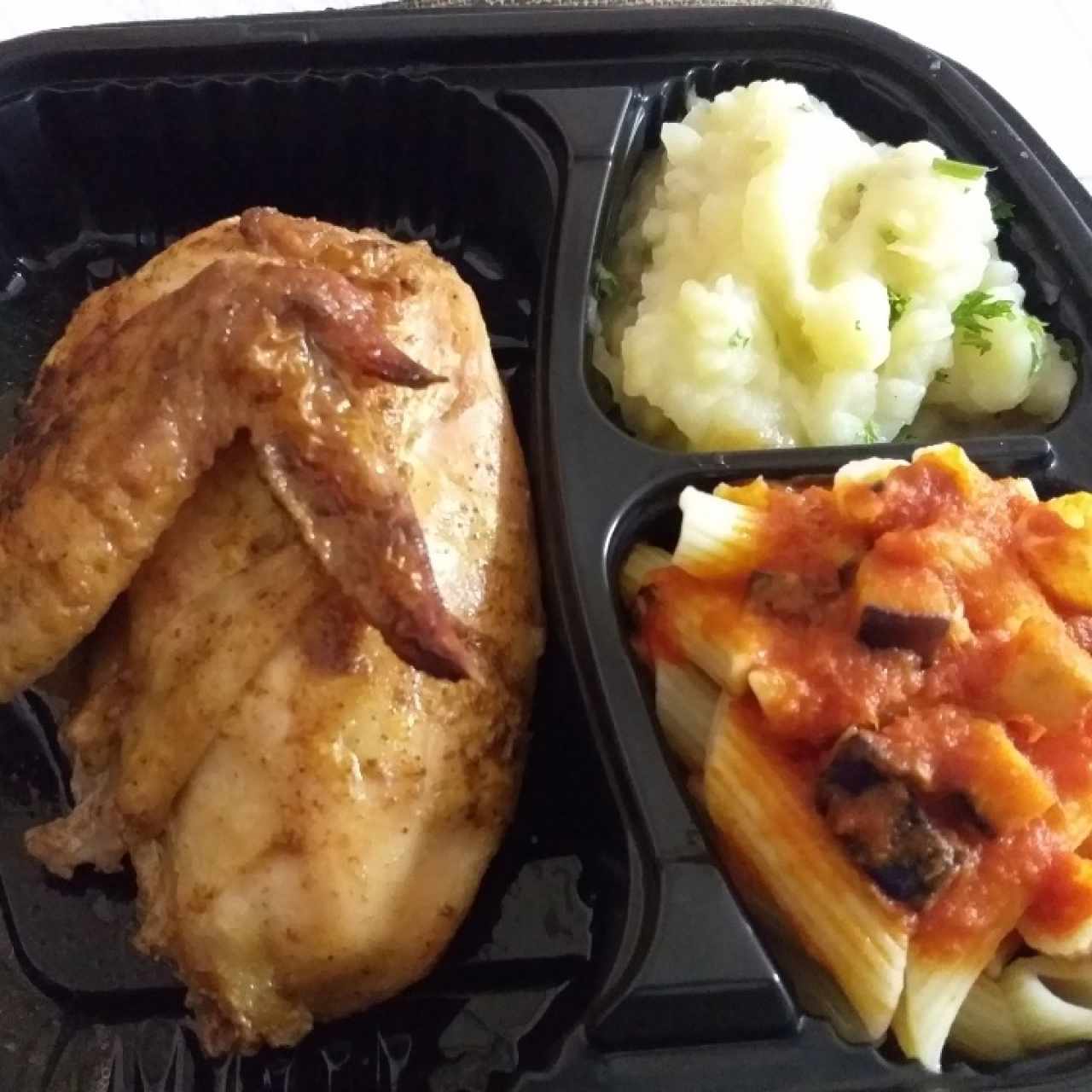 pollo horneado con puré y pasta