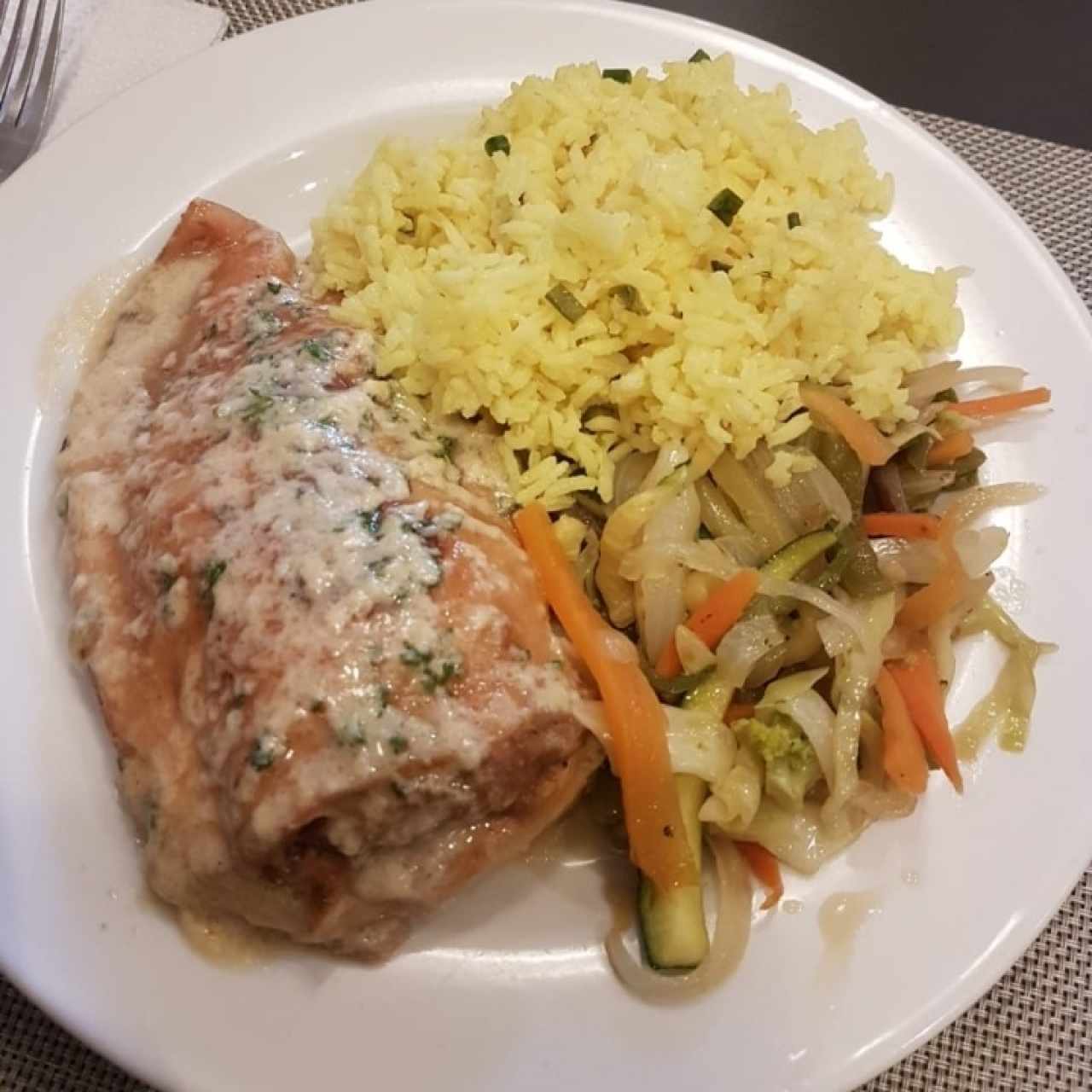 Especial pechuga de pollo con Vegetales y arroz 