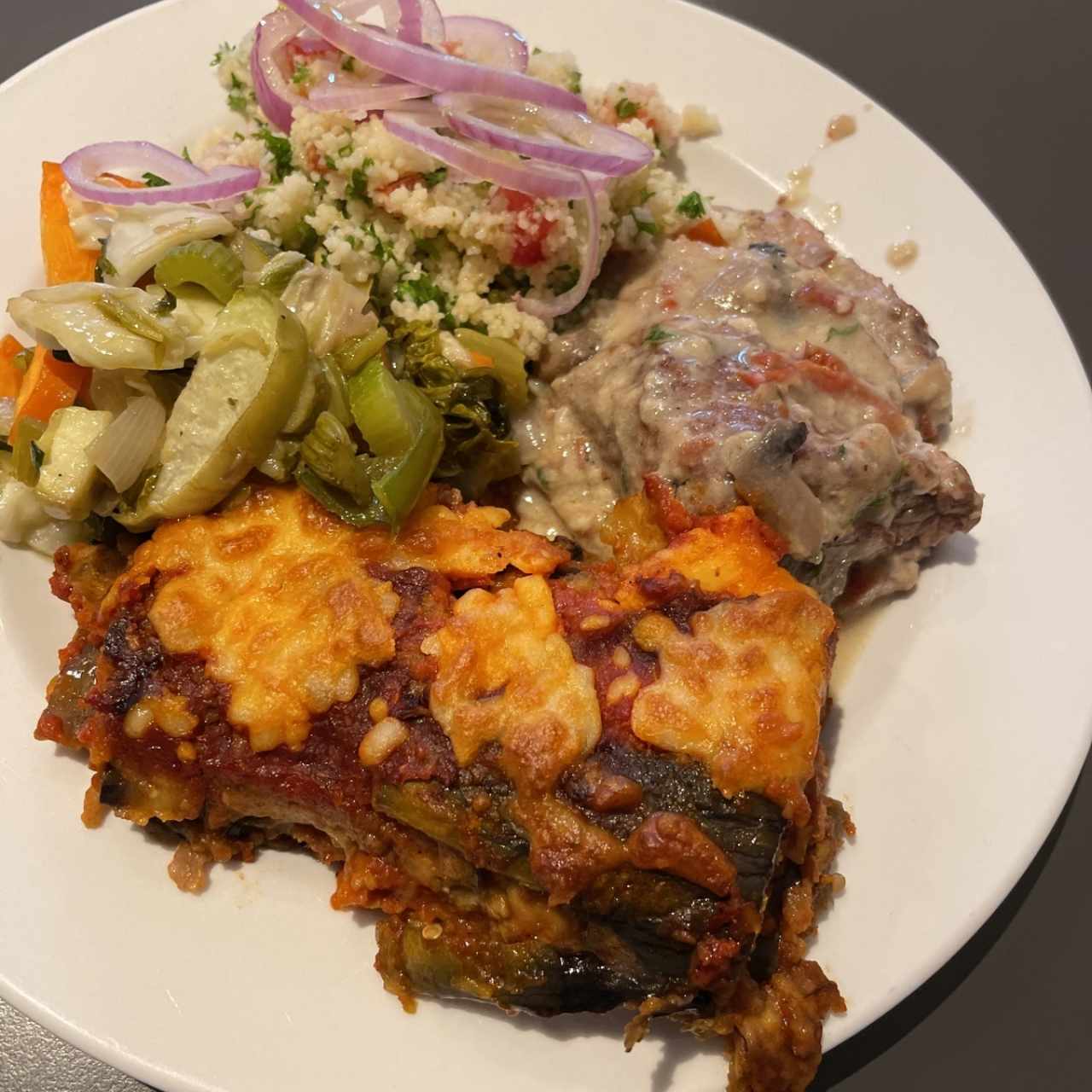 lomo de res, lasagña de berenjena, vegetales y couscous