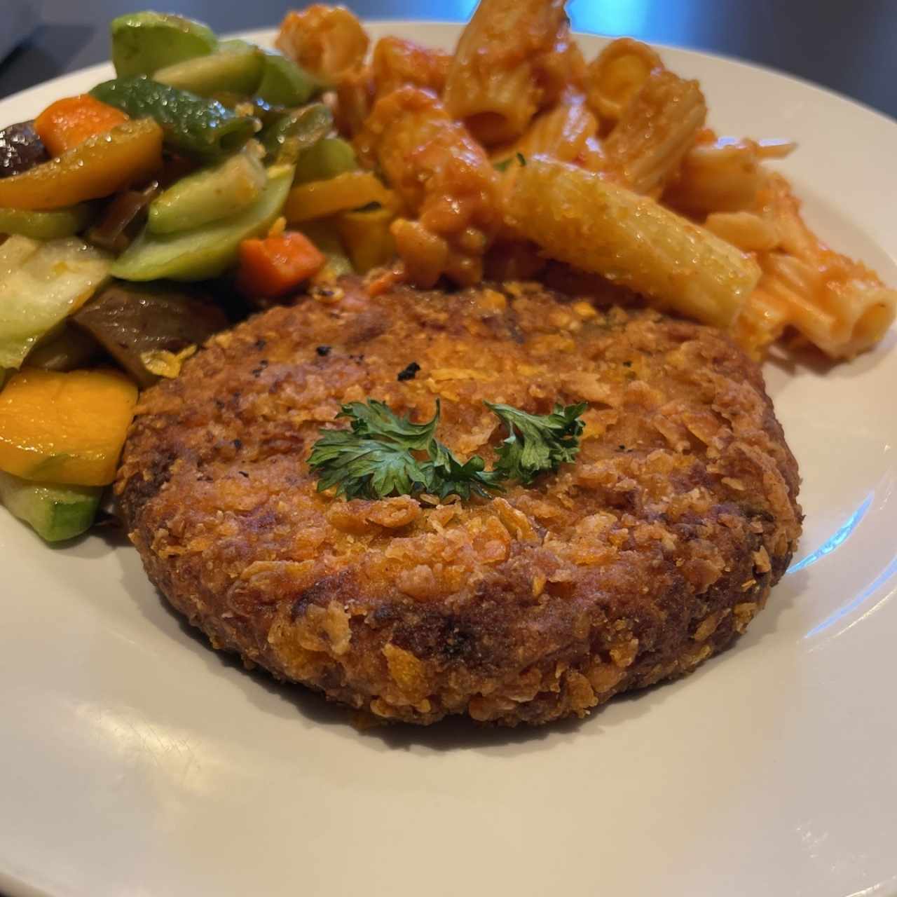 Croqueta de salmón con vegetales y pasta 