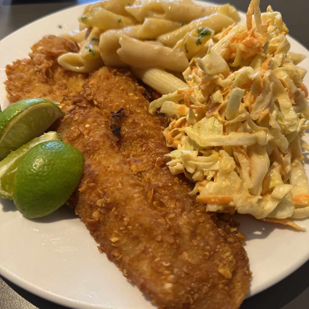 Pescado con pasta y ensalada 