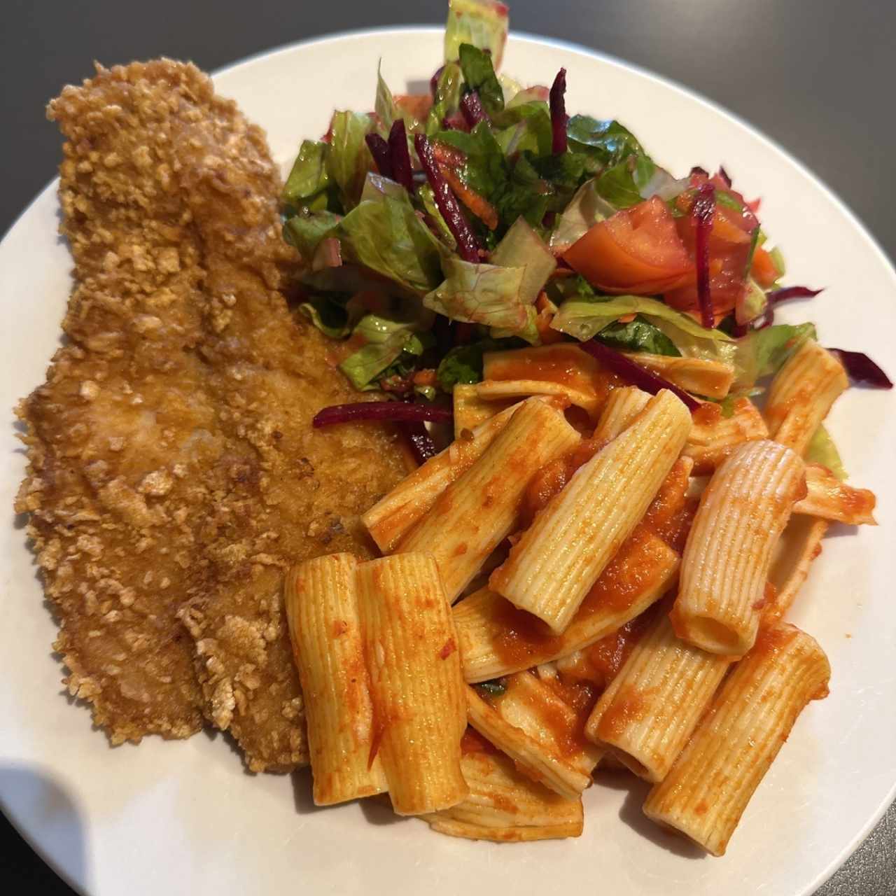 Pescado con pasta y vegetales 