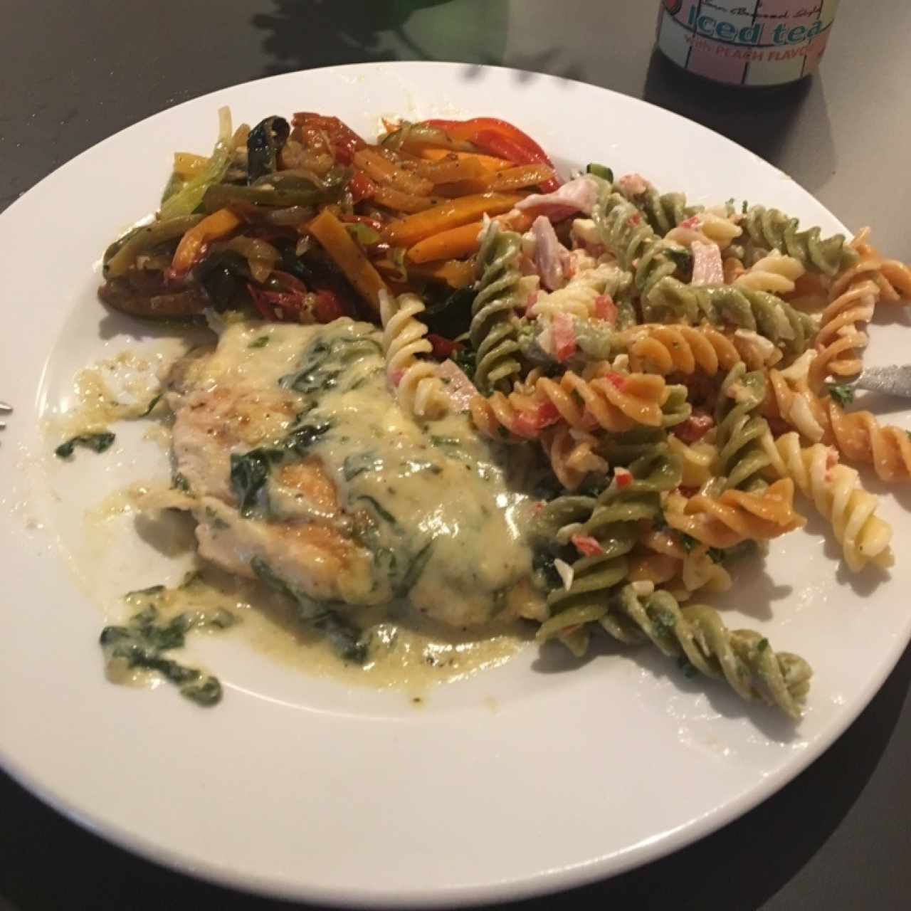 pollo en salda blanca con espinacas, vegetales y ensalada de pasta 