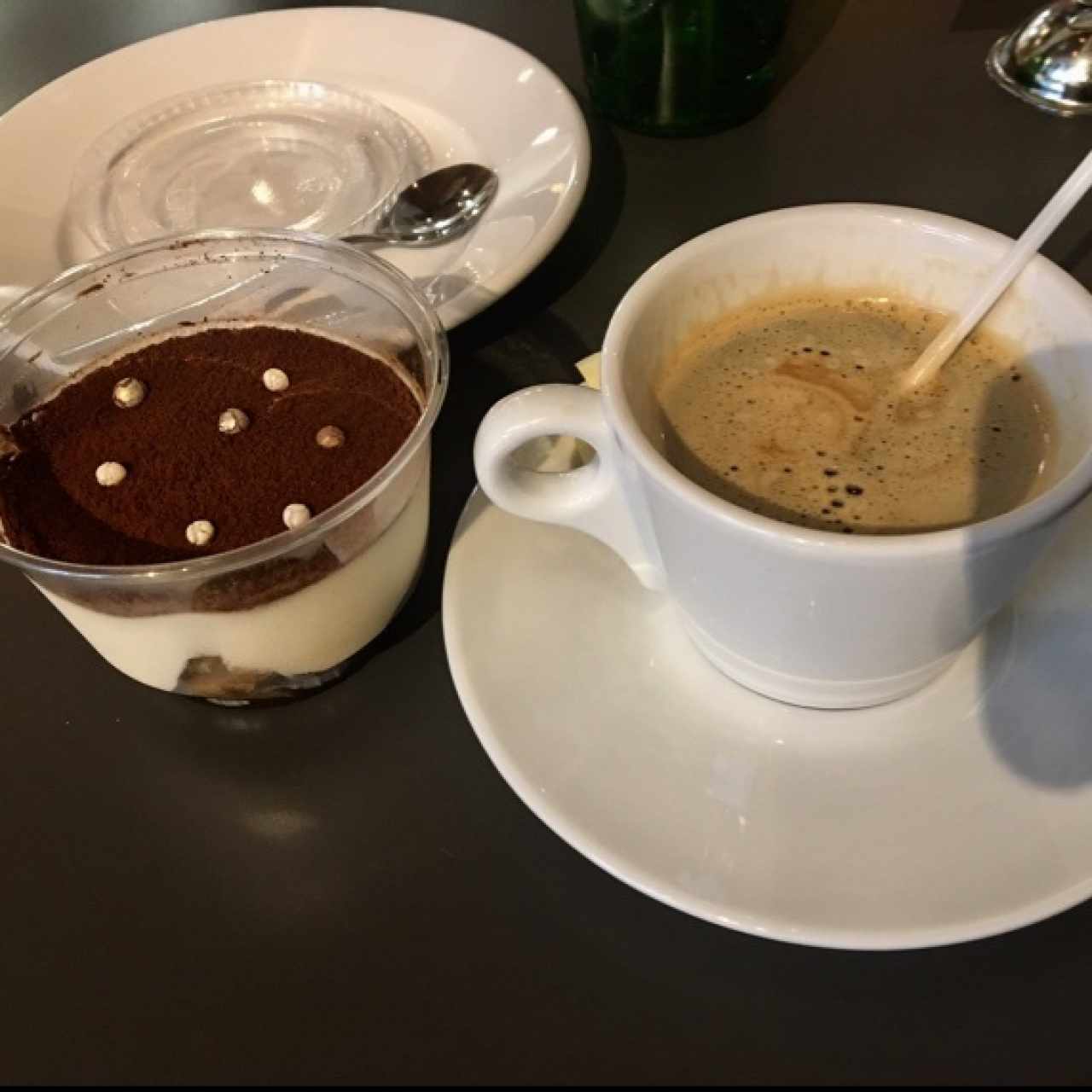 Tiramisú y un cafe Americano 