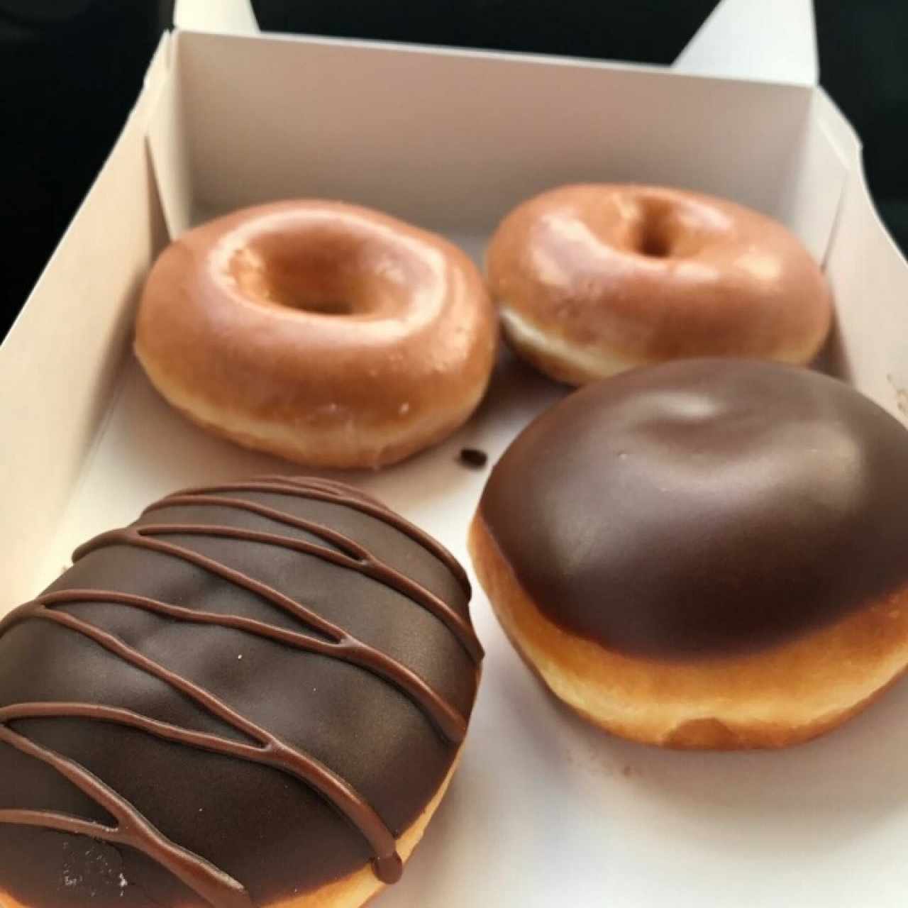 Glaseadas, triple chocolate y rellena de dulce de leche. 