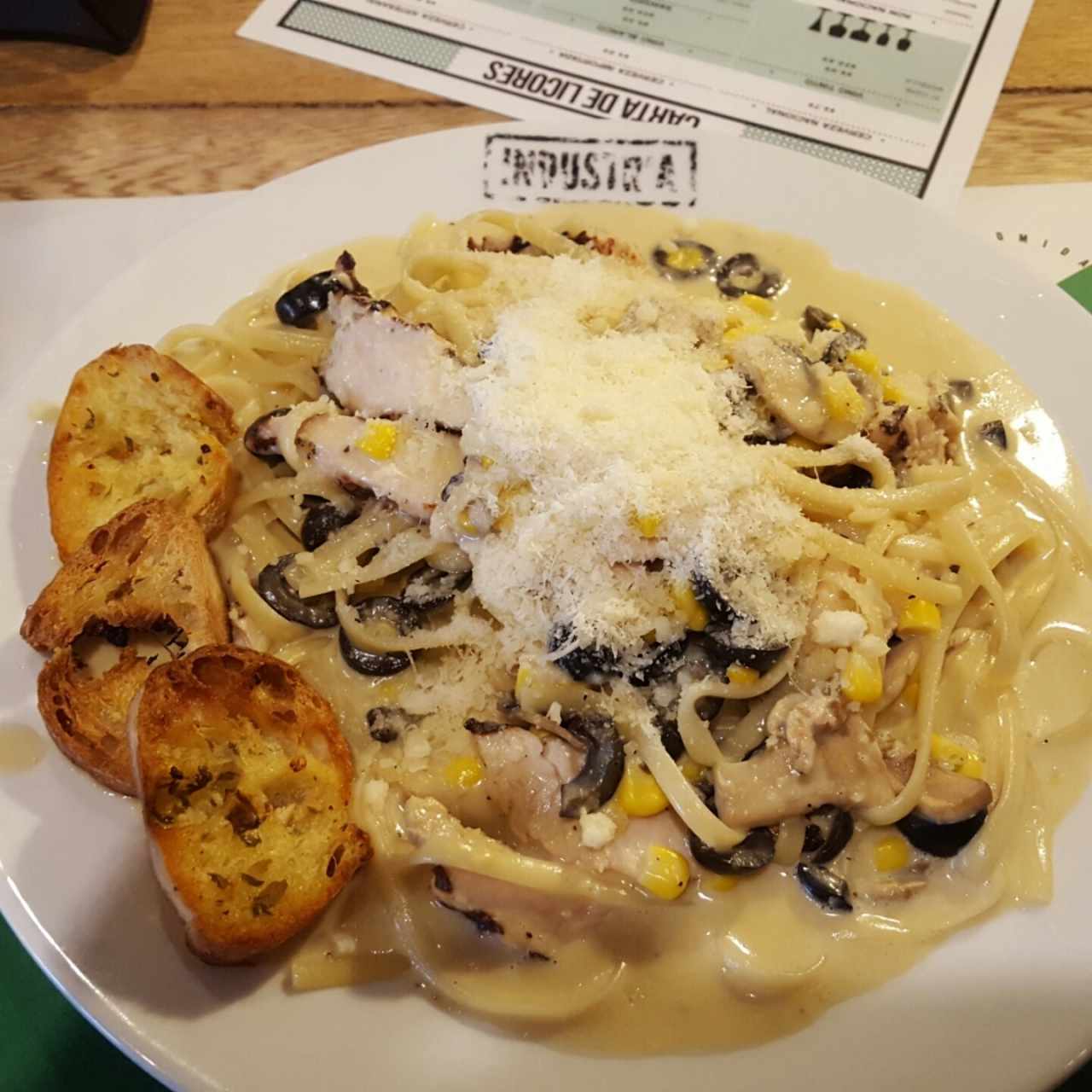 Linguini Alfredo con pollo champiñones maíz y aceitunas